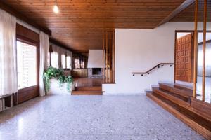 CASA A QUATRE VENTS AMB JARDÍ EN VENDA - TORELLÓ photo 0