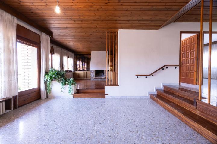 CASA AMB JARDÍ EN VENDA - TORELLÓ photo 0