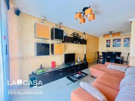 LA CASA AGENCY Vende fabuloso piso exterior con un amplio dormitorio, salón-comedor, cocina con tendedero, 2 balcones, TRASTERO de photo 0