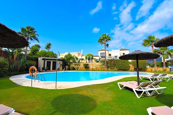 Venta de casa adosada en Urbanización Los Cortijos de La Reserva en Sotogrande Alto. photo 0