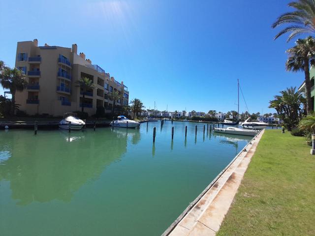 Venta en gran apartamento en Urbanización Isla Tortuga, La Marina de Sotogrande photo 0