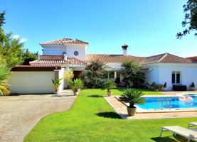 Venta de encantadora villa en la zona B de Sotogrande, Sotogrande Costa photo 0