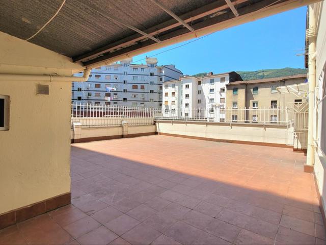 ¡Impresionante piso con enorme terraza en la mejor zona de Mieres! photo 0