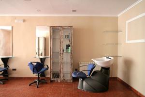 Local comercial en venta en pleno centro de Mieres – Ideal para peluquería u otros negocios photo 0