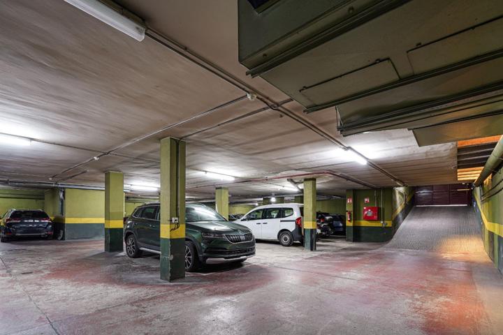 Plaza de parking para coche grande con cargador eléctrico y trastero en Sarrià photo 0