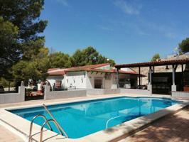 Chalet con amplios jardines y piscina en un entorno idílico photo 0