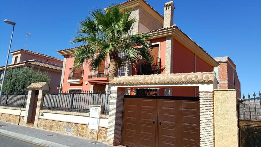 CHALET INDEPENDIENTE de LUJO, SITUADO EL CENTRO DE TORREVIEJA photo 0