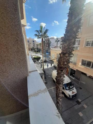 TORREVIEJA, AMPLIO PISO DE 3 DORMITORIOS, BAÑO Y ASEO JUNTO A LA PLAZA DE LA ERMITA. photo 0