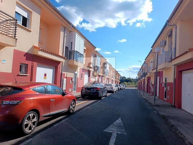 Adosado en venta en Plasencia de 148 m2 photo 0