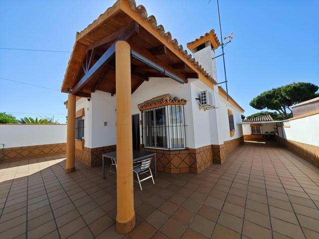 A 800 metros de la playa de La Barrosa, en la Urbanización Doña Violeta. photo 0