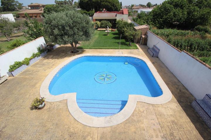 🌿 Exclusiva propiedad con dos chalets independientes, piscina y amplios exteriores photo 0