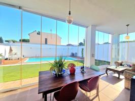 Un Chalet Único en Chiclana: Estilo, Comodidad y Ubicación Inmejorable photo 0
