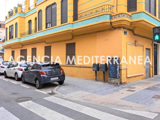 Local Comercial con fachada a tres calles y situado en la calle de La Reina photo 0