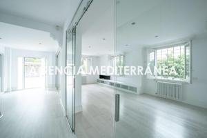 Chalet independiente con encanto histórico y diseño moderno en el corazón de Rocafort photo 0