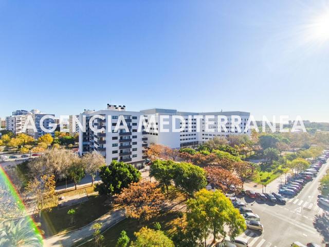 Amplia y Luminosa vivienda con garaje en Sant Isidro, Valencia photo 0