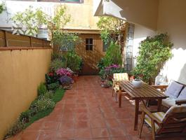 Preciosa y exclusiva casa con jardín y terraza de dos plantas photo 0