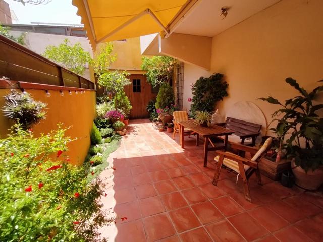 Exclusiva casa con jardín y terraza de dos plantas photo 0