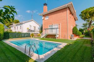 Villa En venta en Pozuelo de Alarcón photo 0