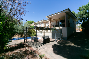 Villa En venta en Navas del Rey photo 0