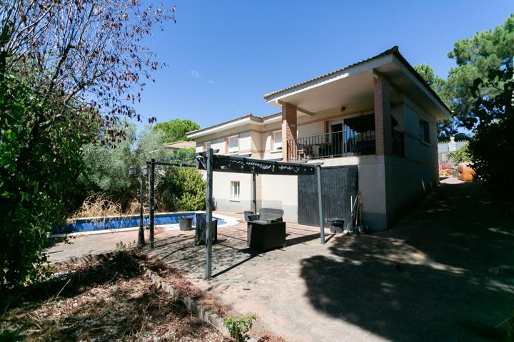 Villa En venta en Navas del Rey photo 0