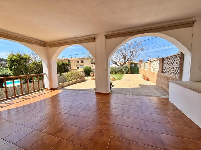 Planta baja reformada con gran terraza, vistas parciales al mar y a escasos metros de la playa photo 0