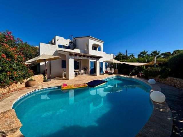 Exclusiva villa mediterránea reformada en Cala Pi-Vallgornera con piscina privada, placas solares y vistas parciales al mar. photo 0