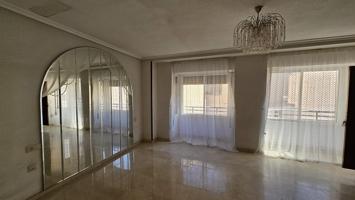 Se Vende Casa de Tres Plantas con garaje doble y trastero. photo 0
