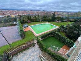 ADOSADO EN TROBAJO DEL CAMINO URBANIZACIÓN AJARDINADA CON PISCINA photo 0