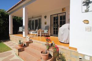 Chalet con amplio jardin y grandes estancias,cobertizo,garaje y cerca de Arroyo. photo 0