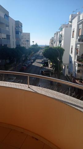 Piso en edificio moderno y en pleno centro,vistas al mar y con pocos vecinos. photo 0