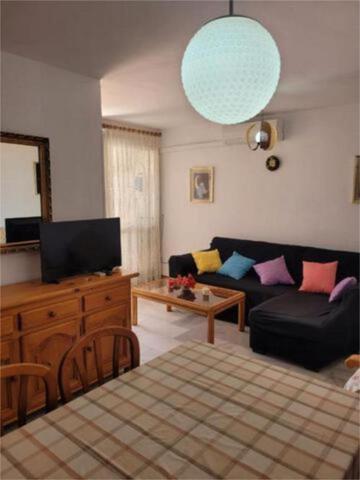 Amplio apartamento con terraza y piscina en La Carihuela – Gran potencial de reforma photo 0