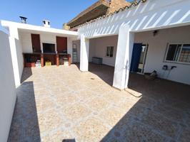 ¡Vive la Tranquilidad! Encantadora Casa en Dos Aguas con Garaje y Terraza Espectacular photo 0