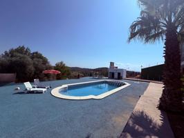¡INCREÍBLE CHALET EN MONTSERRAT CON PISCINA! photo 0