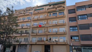 En venta piso centrico de 4 habitaciones en Tortosa photo 0
