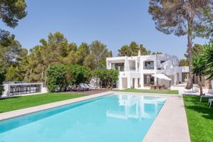 Villa exclusiva en Cala Tarida con total privacidad y comodidades de lujo photo 0