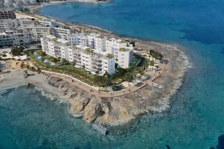 Impresionante bajo con jardín y vistas al mar. photo 0