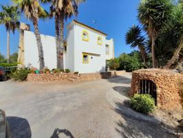 Finca rústica de 15.000 m² con casa principal, dos apartamentos, dos almacenes, piscina y bodega. photo 0