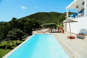 Villa luminosa en entorno natural con 3 suites privadas photo 0