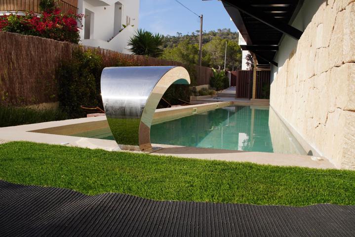 Exclusiva promoción de obra nueva a 50 metros del mar en Caló des Moro. photo 0