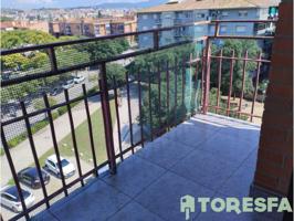 Piso De Cuatro Dormitorios Con Balcón En Canovelles photo 0