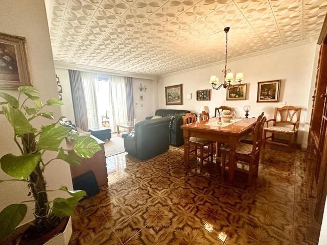 Piso de 4 habitaciones y balcón en Calle Aragón photo 0