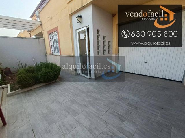 SE VENDE ADOSADO EN LA GINETA DE 4 HABITACIONES Y 3 BAÑOS CON PATIO DE 40 METROS POR 165000€ photo 0
