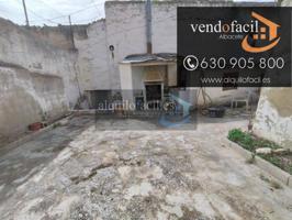 SE VENDE CASA EN PUENTE TORRES DE 8 HABITACIONES Y PATIO DE 60 METROS POR 65000€ photo 0