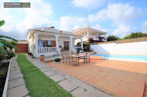 Chalet de 4 habitaciones con piscina en Urb Serramar photo 0