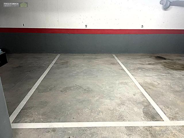 Plaza de aparcamiento de 12 m² cerca del campo de fútbol de La photo 0