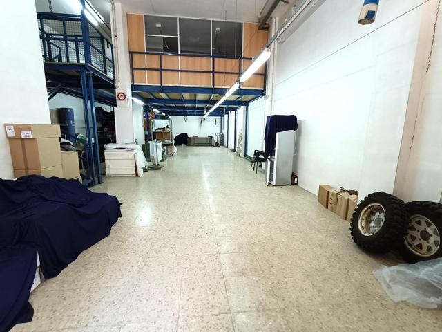 LOCAL EN VENTA DE 262 M2 CON ALTILLO Y MONTACARGAS EN VÍA EUROPA - MATARÓ photo 0
