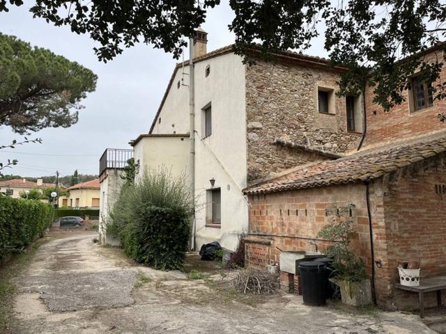 SANTA EULÀLIA DE RONÇANA Céntrica casa en venta para reformar photo 0