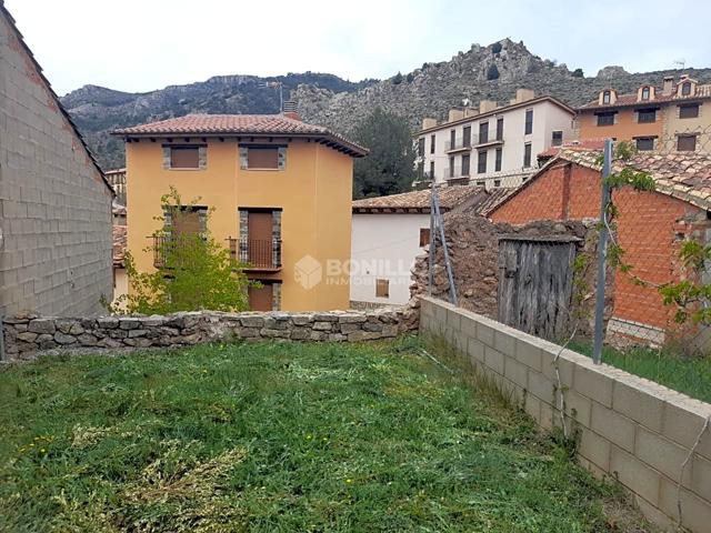 SOLAR URBANO CON PROYECTO EN PLENA SIERRA DE JAVALAMBRE. CON JARDÍN Y COCHERA. photo 0