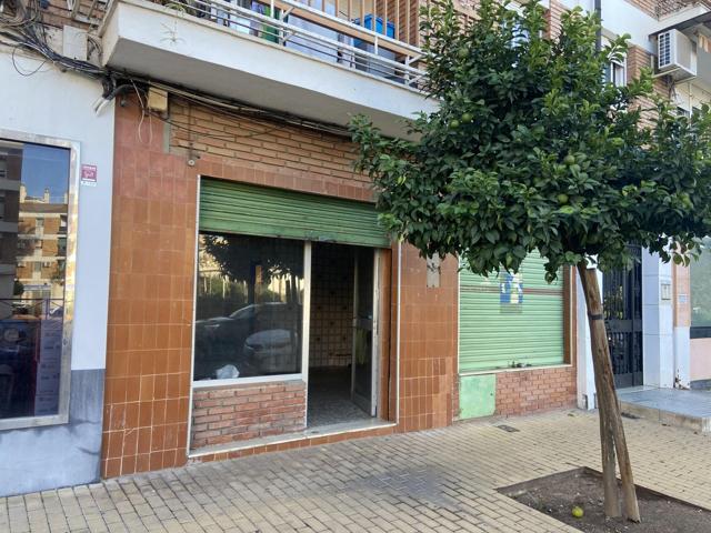 LOCAL COMERCIAL JUNTO A AV. CARLOS III. Incluye uso exclusivo de plaza de garaje photo 0