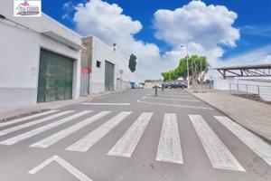 ¡Se alquila local comercial en pleno corazón de Moya, frente al Mercado! photo 0